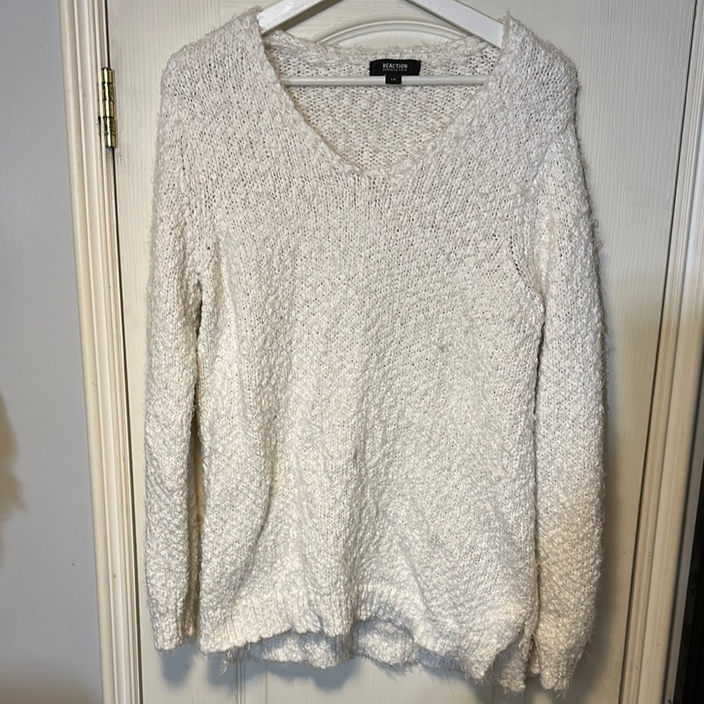 Women’s Kenneth Cole White V-Neck Sweater with Fluffy Texture Size L
